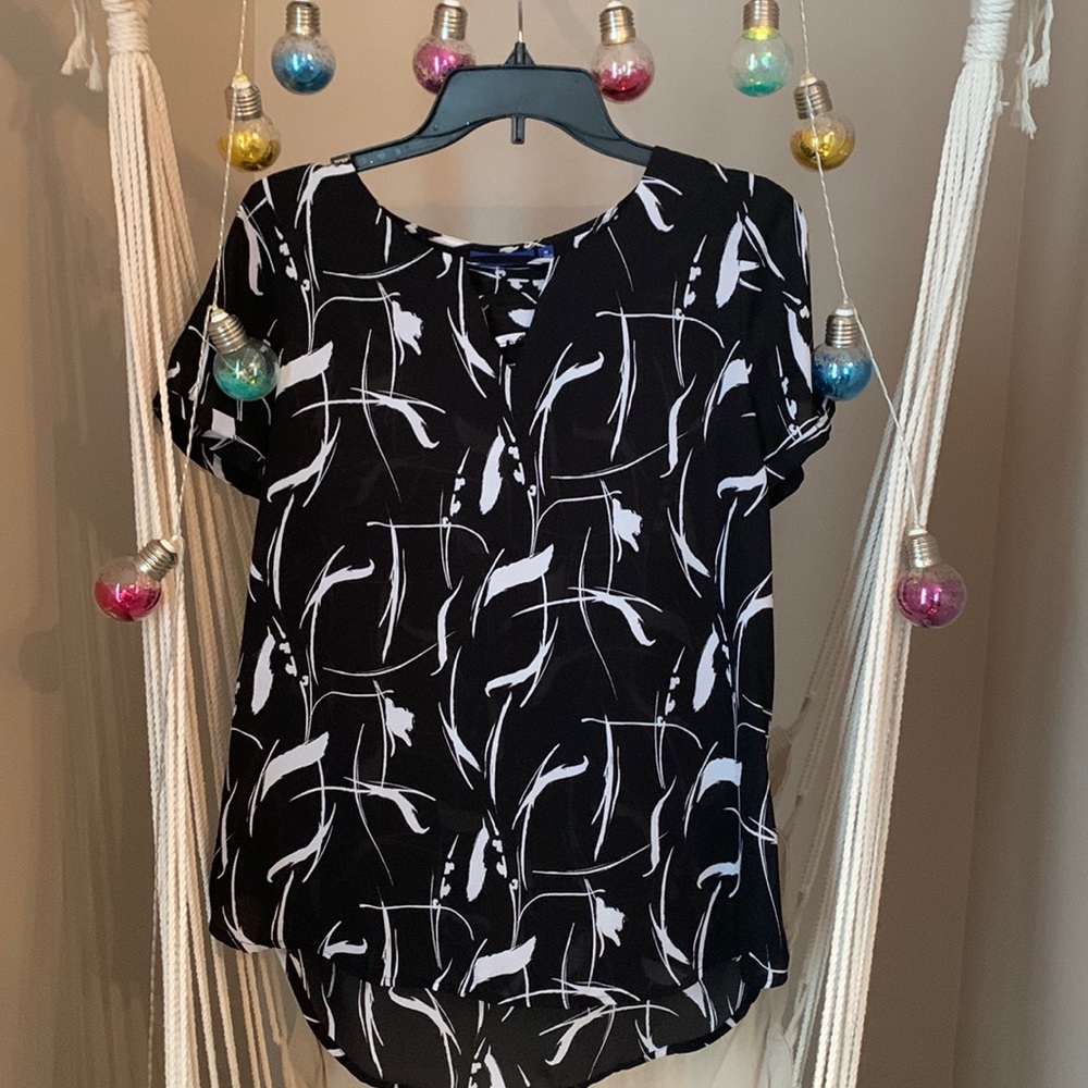 Apt 9- Women’s Medium Black/ White shirt sleeve blouse